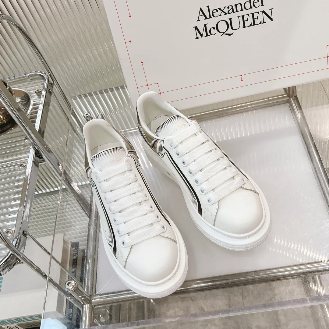 👟👟Ex-factory price 440👟👟 Men's size +10 (high version + 60 men's size plus 10) The latest addition to the counter is the top high-end version of Alexander McQueen·Alexander McQueen 2023 new wide sports shoes, white shoes and casual shoes👟New colors! The rear tail is really unique and pretty, I love it at first sight! 😍Top version! 👍🏻I won’t introduce too much about the style of this shoe. It will never go out of style year after year in spring, summer, autumn and winter. It is a super versatile style and has always been in hot demand. 🔸Upper: original custom-made latest silk cowhide 🔸Inner lining: cowhide foot pads + top-grade highly breathable mesh ��Outsole: the latest original open mold one-to-one precision mold PU vacuum outsole 🔸Female model 34-41 (customized at 34.40.41) 🔸Men's model 38-45 (customized at 38 45)